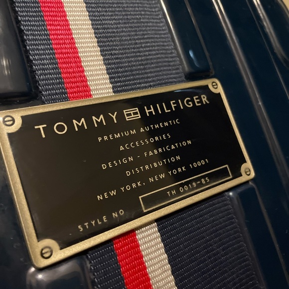 Tommy Hilfiger Lochwood 21" Hardside Carry-On Luggage Suitcase in Navy Blue - Picture 11 of 15